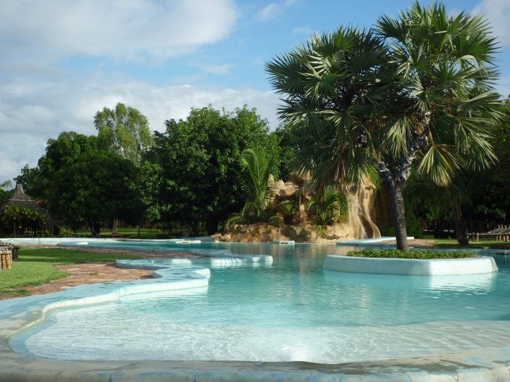 Lagoon-shaped swimming pool - The BadaLodge Bamako